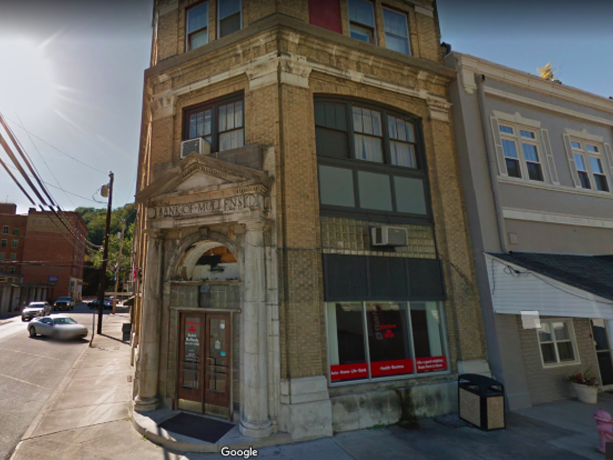West Virginia: The Bank of Mullens Building in Mullens